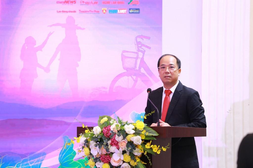 Đồng chí Nguyễn Mạnh Hưng - Tổng Biên tập báo Tuổi trẻ Thủ đô, Trưởng ban Tổ chức phát biểu về ý nghĩa của chương trình nghệ thuật Đồng chí Nguyễn Mạnh Hưng - Tổng Biên tập báo Tuổi trẻ Thủ đô, Trưởng ban Tổ chức phát biểu về ý nghĩa của chương trình nghệ thuật