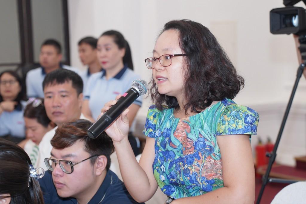 Phóng viên đặt câu hỏi tại buổi họp báo Phóng viên đặt câu hỏi tại buổi họp báo