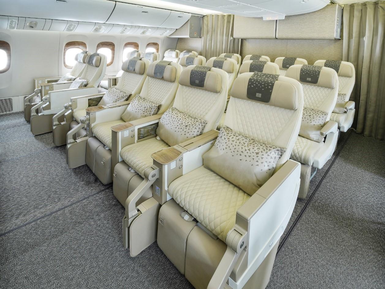 Máy bay 777 đầu tiên của Emirates được tân trang nội thất cabin cất cánh tới Genova - ảnh 1