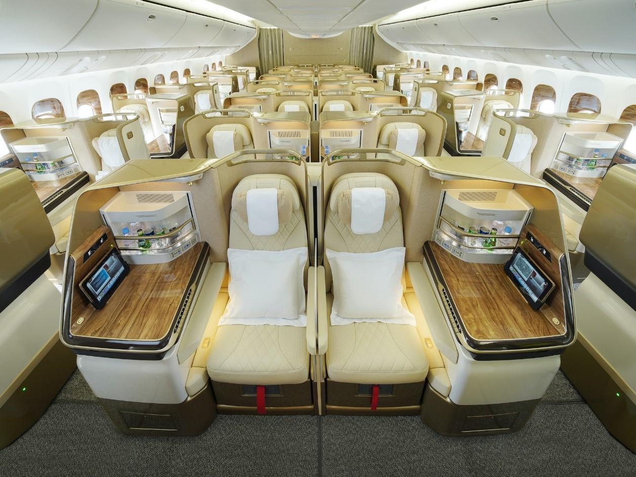 Máy bay 777 đầu tiên của Emirates được tân trang nội thất cabin cất cánh tới Genova - ảnh 2