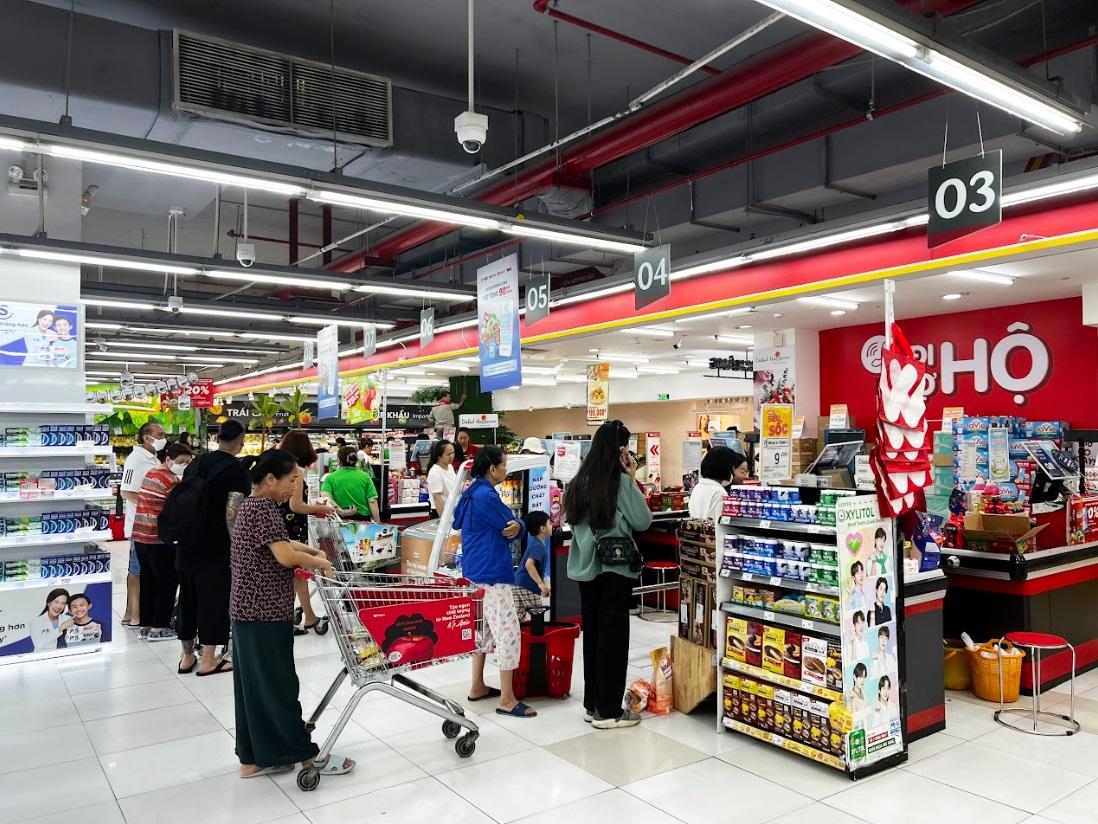 Khách hàng mua sắm tại WinMart cuối tuần