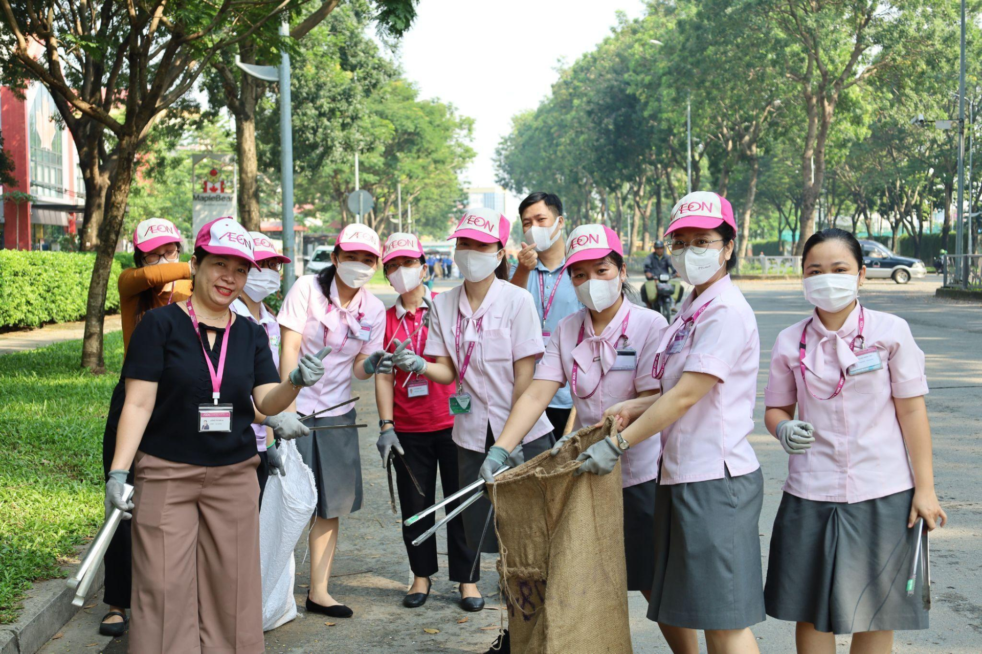 Nhân sự tại AEON Việt Nam còn cùng nhau tham gia ngày dọn dẹp Cleaning day, hướng tới bảo vệ môi trường