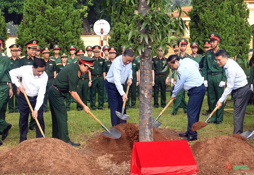 Tổng Bí thư, Chủ tịch nước Tô Lâm và các đại biểu trồng cây tại Sở chỉ huy Bộ Quốc phòng (Ảnh: QĐND)