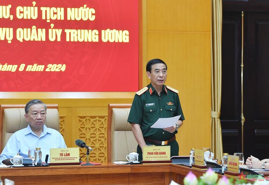 Đại tướng Phan Văn Giang, Ủy viên Bộ Chính trị, Phó bí thư Quân ủy Trung ương, Bộ trưởng Bộ Quốc phòng phát biểu tại hội nghị (Ảnh: QĐND)