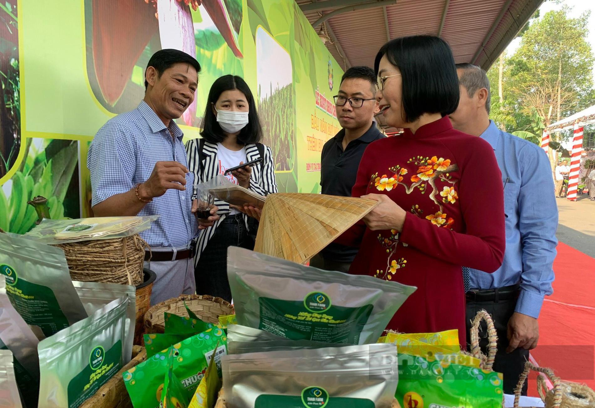 Ông Hùng giới thiệu về các sản phẩm giá trị gia tăng từ cây chuối cho khách hàng. (Ảnh: Nha Mẫn/Dân Việt)