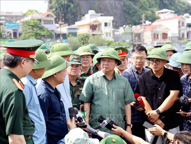 Phó Thủ tướng Trần Hồng Hà yêu cầu tỉnh Quảng Ninh, đặc biệt các xã đảo thực hiện nghiêm túc các chỉ đạo về phòng chống, bão số 3. (Ảnh: Thanh Vân/TTXVN)