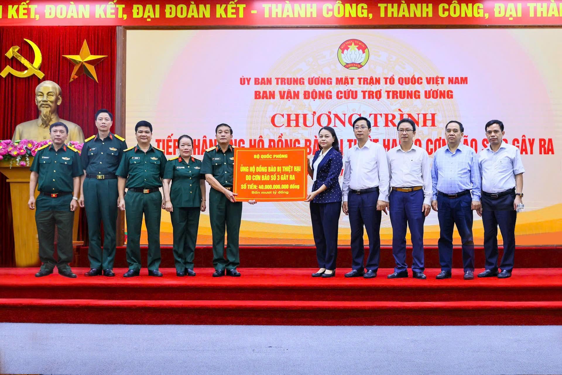 Đại tá Vũ Thị Hải Phượng - Phó Chủ tịch Hội đồng quản trị Ngân hàng TMCP Quân đội (MB) (thứ tư từ trái qua) đại diện MB cùng Bộ Quốc phòng trao số tiền ủng hộ