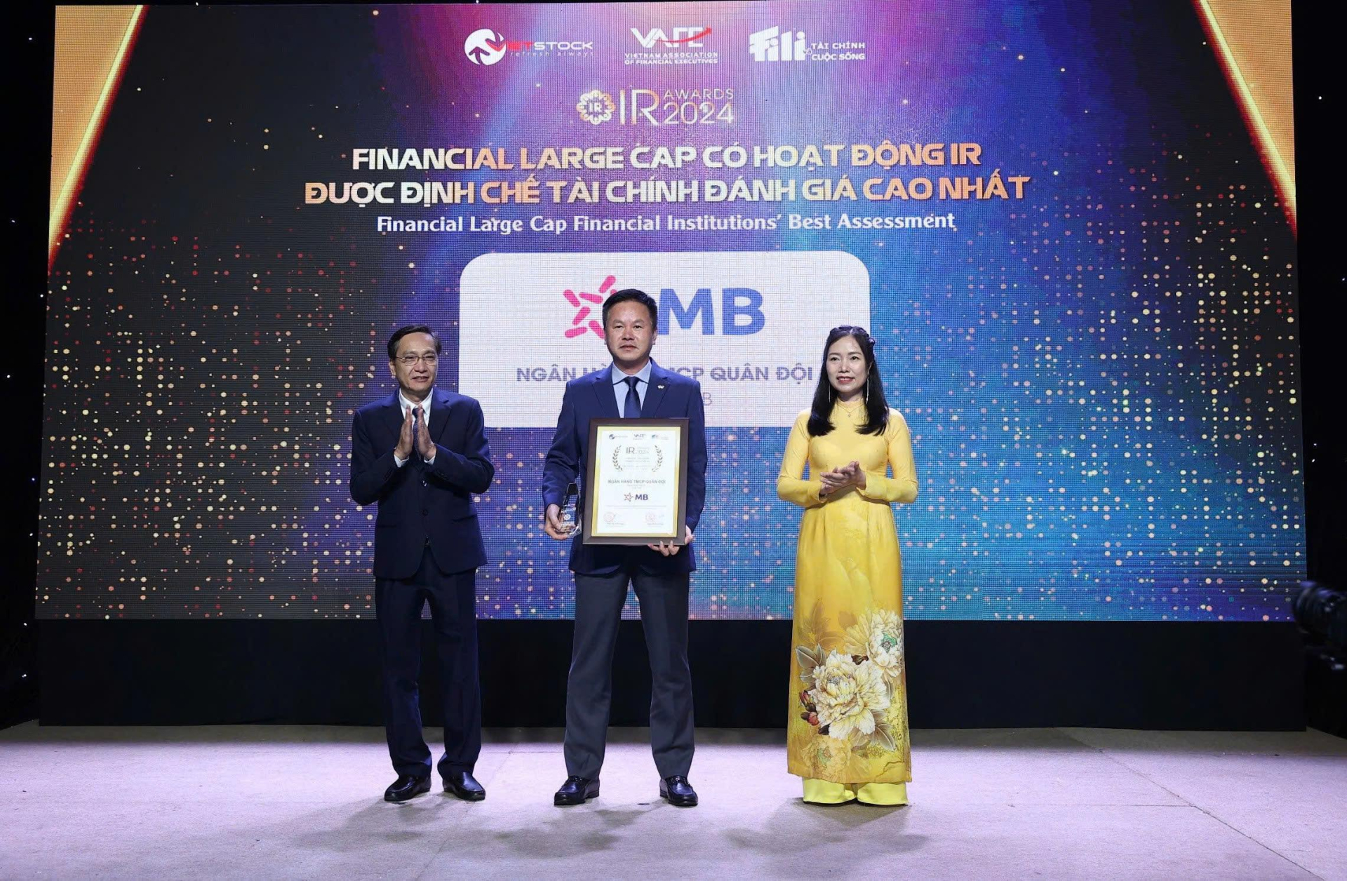 Ông Hà Trọng Khiêm - Phó Tổng giám đốc đại diện MB nhận giải thưởng Financial Large Cap có hoạt động IR được Định chế tài chính đánh giá cao nhất