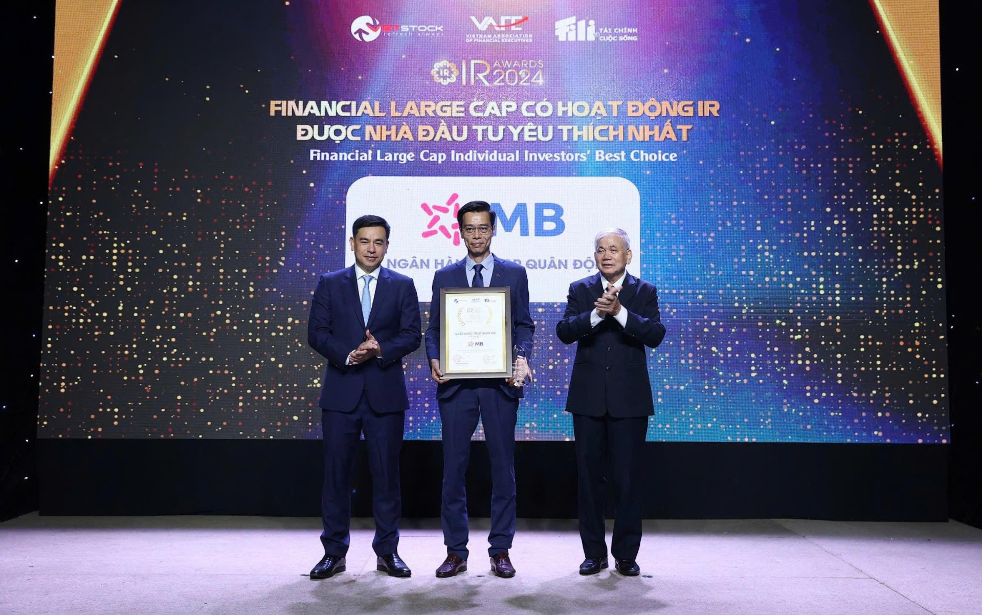 Ông Đàm Nhân Đức - Kinh tế trưởng đại diện MB nhận giải thưởng Financial Large Cap có hoạt động IR được Nhà đầu tư yêu thích nhất