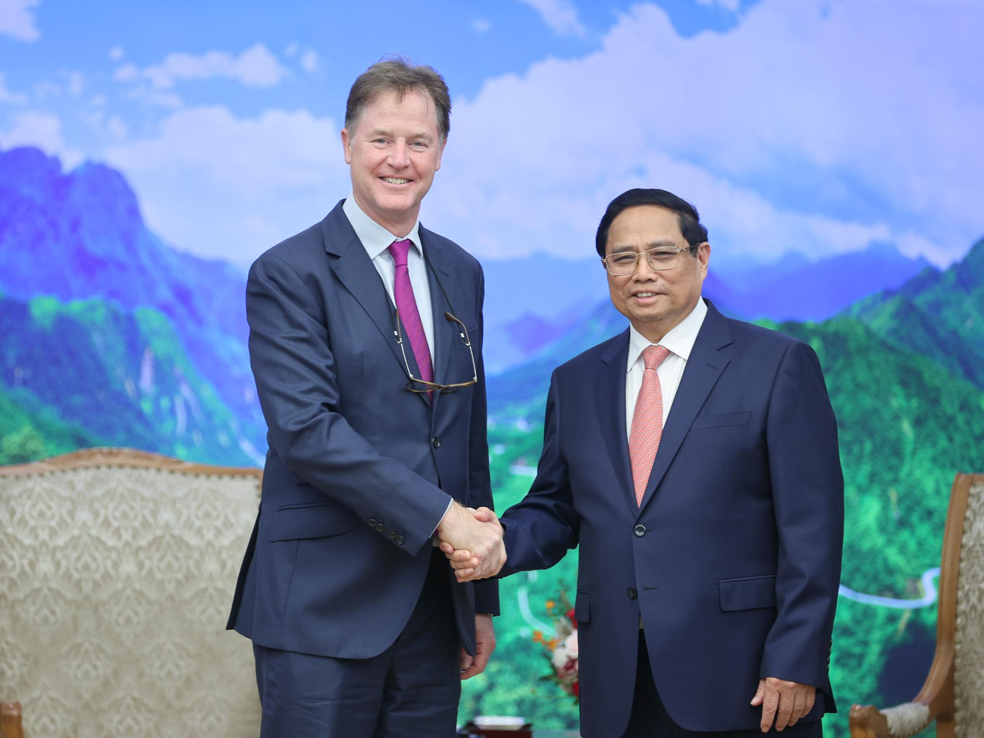 Thủ tướng Phạm Minh Chính và Chủ tịch phụ trách đối ngoại toàn cầu Tập đoàn Meta Nick Clegg (Ảnh: VGP/Nhật Bắc)