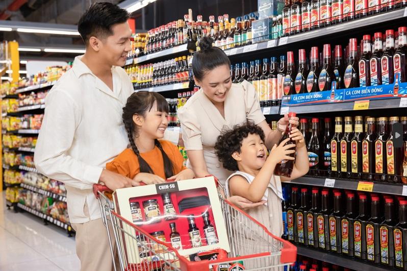 Người tiêu dùng mua sắm sản phẩn của Masan Consumer