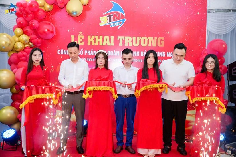 Ban lãnh đạo tiến hành nghi thức cắt băng khai trương văn phòng chi nhánh Hưng Yên chính thức đi vào hoạt động, đây là mốc son vô cùng quan trọng đánh dấu sự kiện đặc biệt của Công ty Cổ phần Tập đoàn Lữ hành Bắc Trung Nam