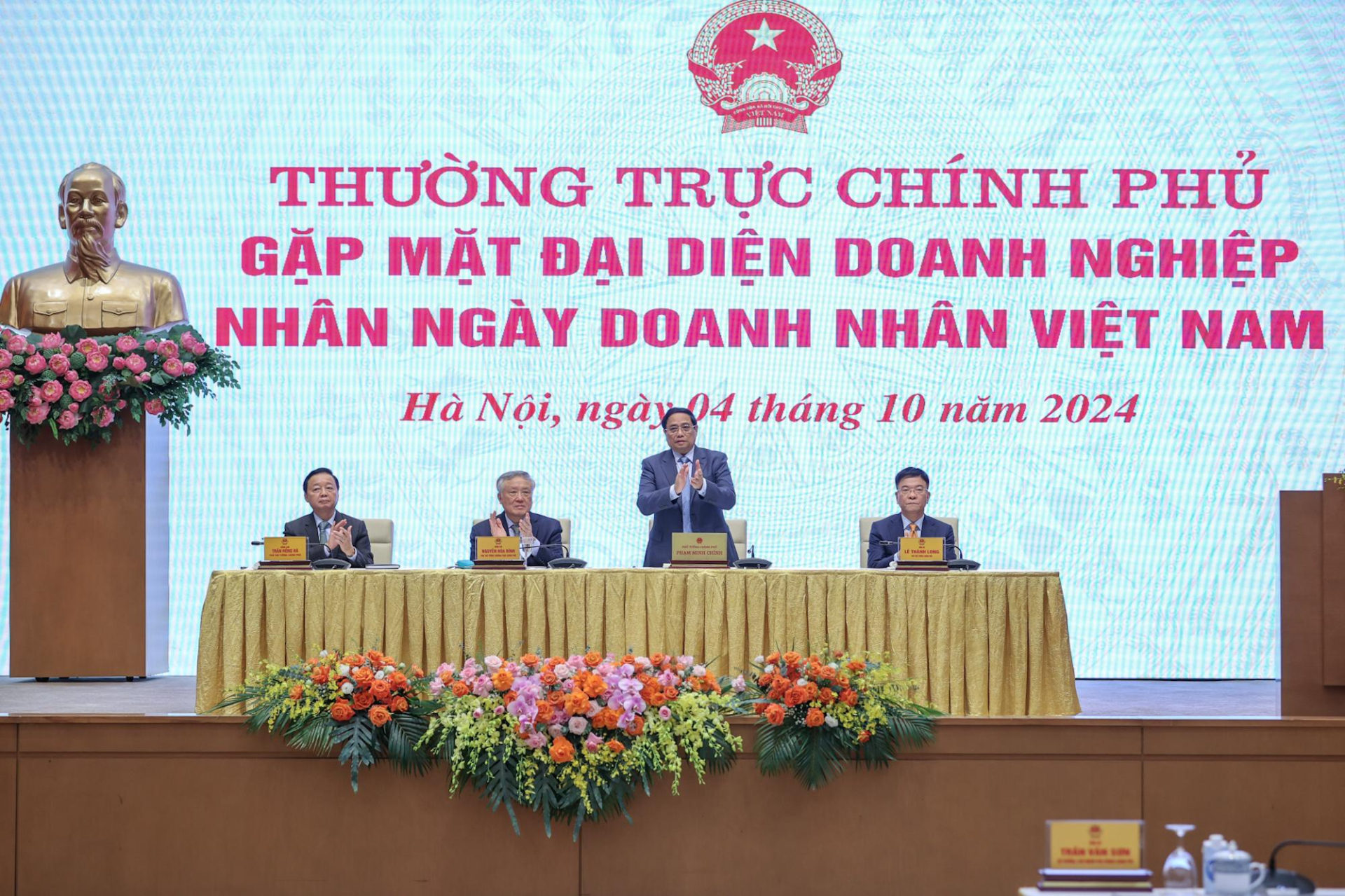 Thủ tướng Phạm Minh Chính chủ trì cuộc gặp mặt các đại diện doanh nghiệp nhân Ngày Doanh nhân Việt Nam. (Ảnh: VGP/Nhật Bắc)