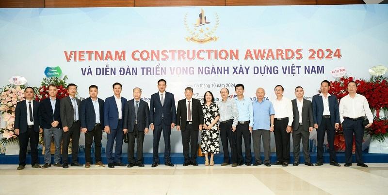 Các đại biểu tham dự Chương trình Vietnam Construction Awards 2024 và Diễn đàn Triển vọng ngành Xây dựng Việt Nam chụp ảnh lưu niệm.