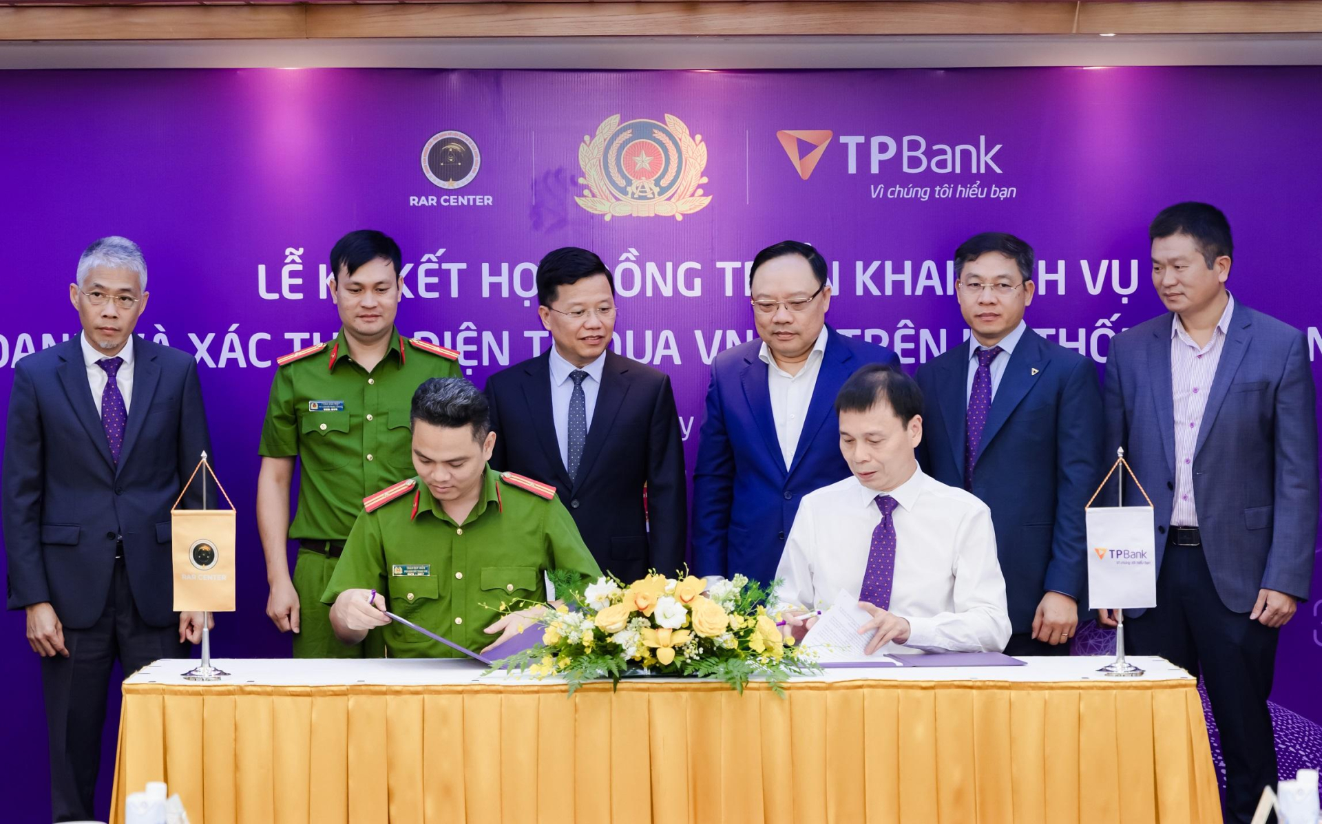 TPBank và Trung tâm RAR ký kết Hợp đồng triển khai dịch vụ Định danh và xác thực điện tử qua VneID trên App TPBank