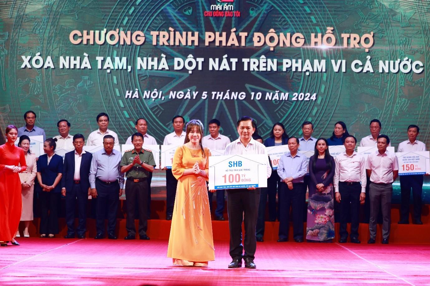 Bà Ninh Thị Lan Phương - Phó Tổng Giám đốc SHB đại diện Ngân hàng trao tặng 100 tỷ đồng cho tỉnh Sóc Trăng