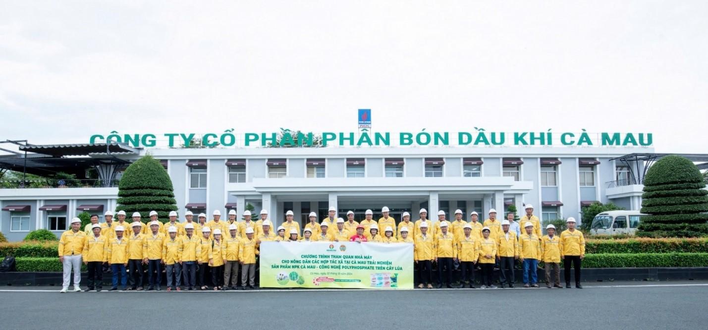 Bà con nông dân tham quan Nhà máy Đạm Cà Mau