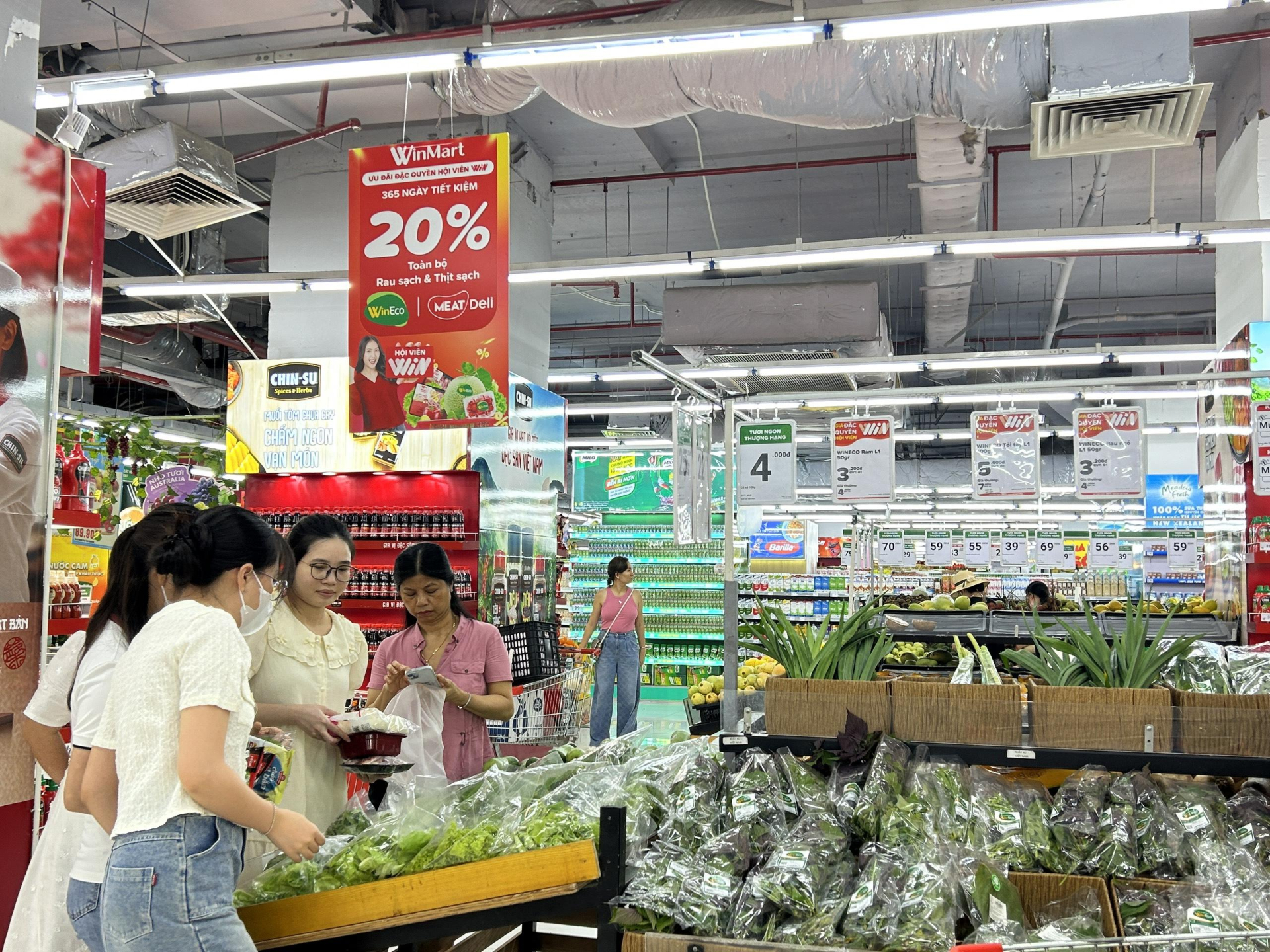 Khách hàng mua sắm tại siêu thị WinMart