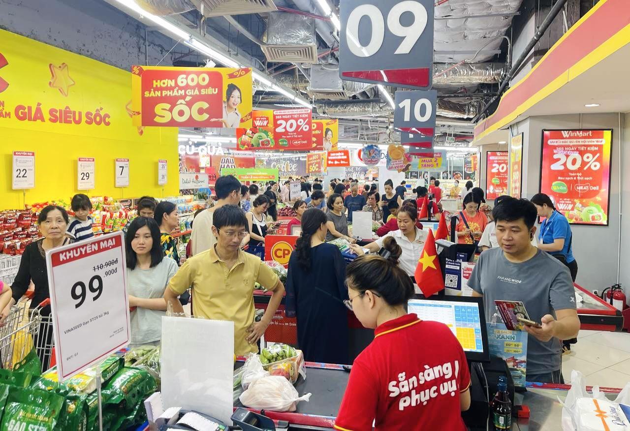 Khách hàng mua sắm tại WinMart Royal City sáng ngày 7/9