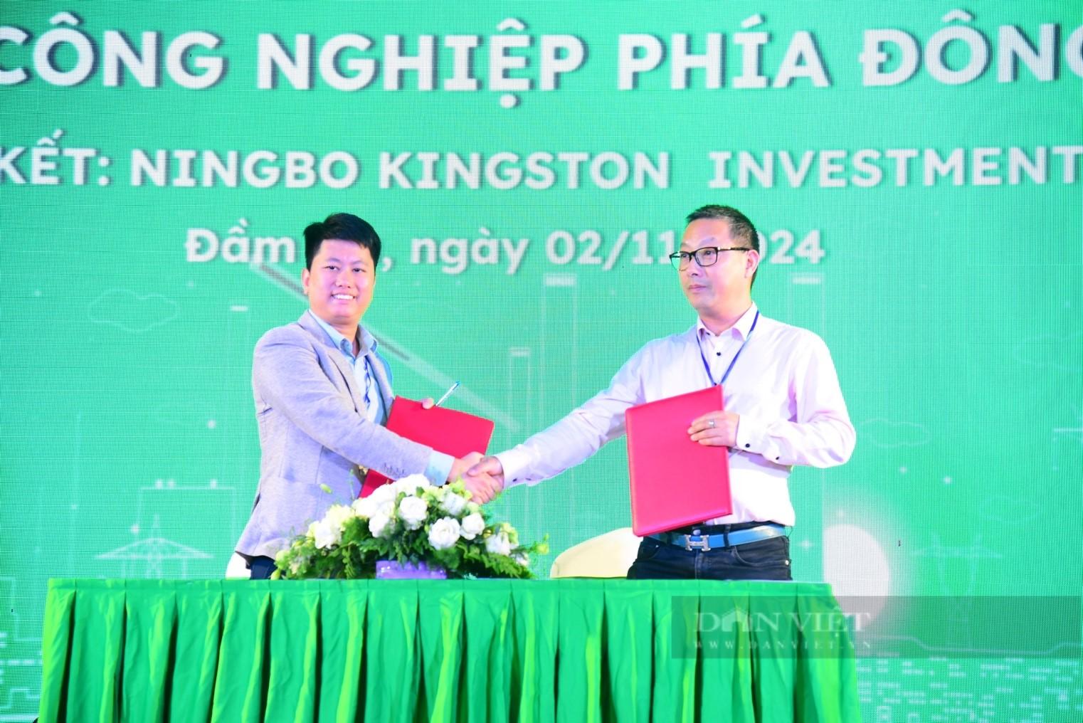 Đại diện Shinec ký kết với các nhà đầu tư đang quan tâm, nghiên cứu đầu tư vào Cụm công nghiệp phía Đông Đầm Hà B. (Ảnh: Bùi My)