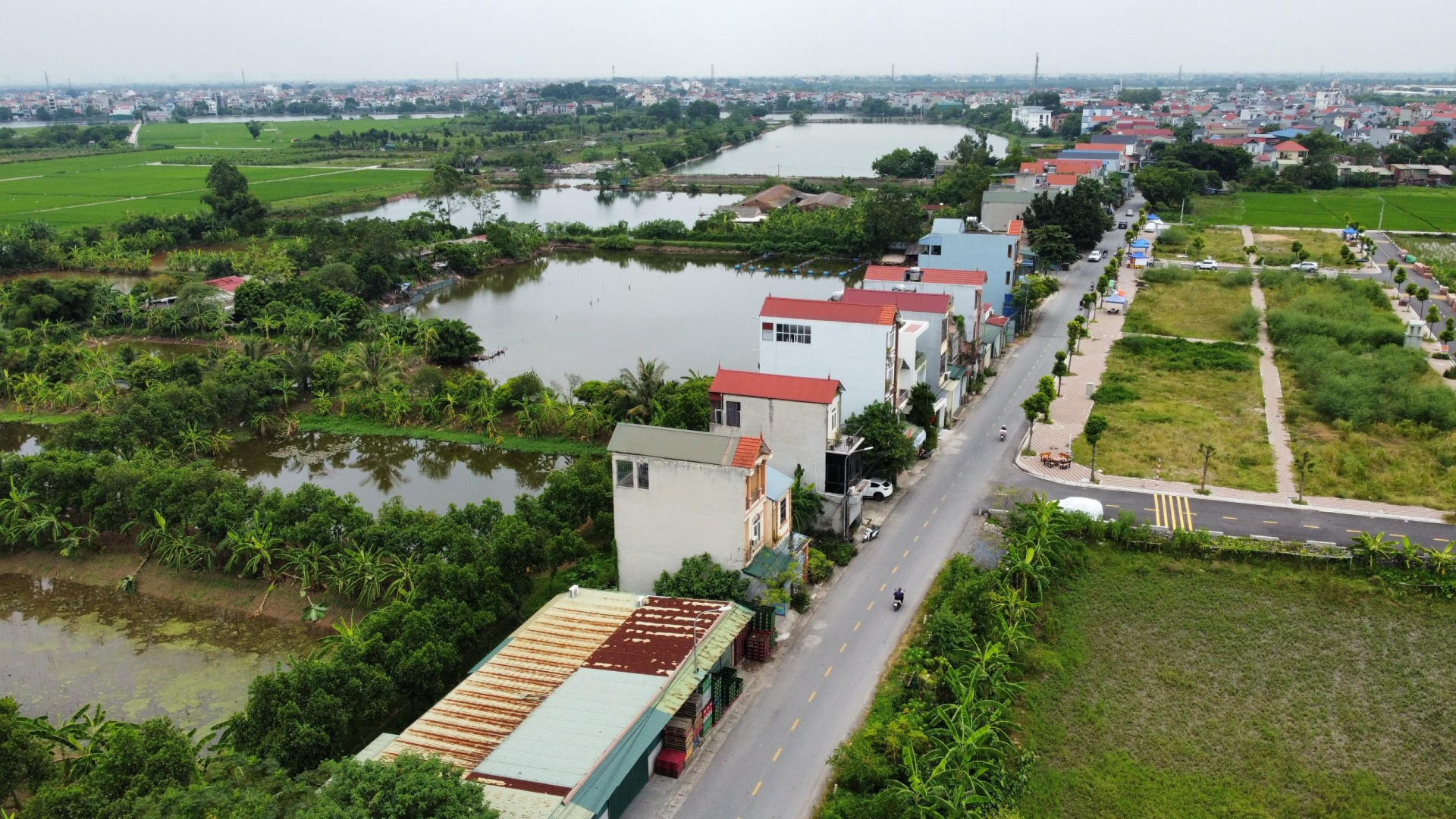 Đáng chú ý, ghi nhận của chúng tôi sau buổi đấu giá đất kỷ lục trên ở Thanh Oai cho thấy, khu đất vừa được đem ra đấu giá không có gì đặc biệt khi nằm tiếp giáp với đường liên xã Bình Minh - Thanh Cao. Một bên là khu dân cư thưa thớt với ao, hồ vây quanh và một bên là cánh đồng bỏ hoang.