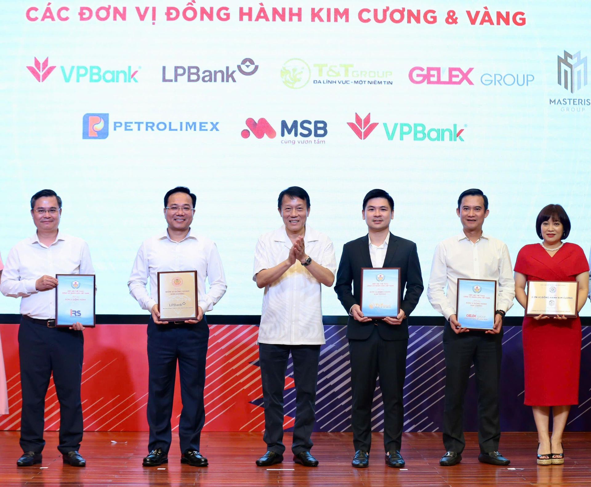 Phó Chủ tịch HĐQT T&T Group Đỗ Vinh Quang (thứ ba từ phải sang) nhận bảng danh vị nhà đồng hành Kim Cương từ Hiệp hội thể thao CAND.