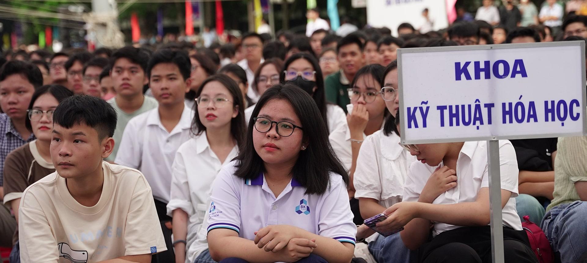 Các tân sinh viên tham dự lễ khai giảng năm học mới.