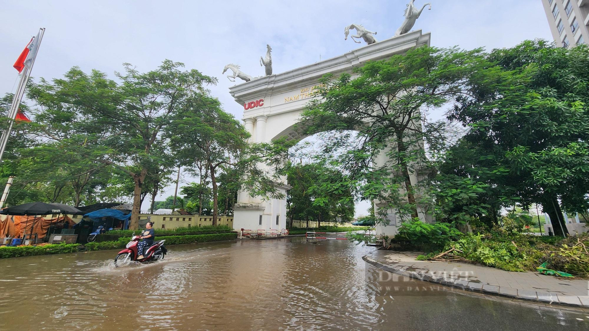 Một ngày sau trận mưa kéo dài cả ngày 11/9, nước vẫn ngập lênh láng trong Khu đô thị Ciputra. (Ảnh: Dân Việt)