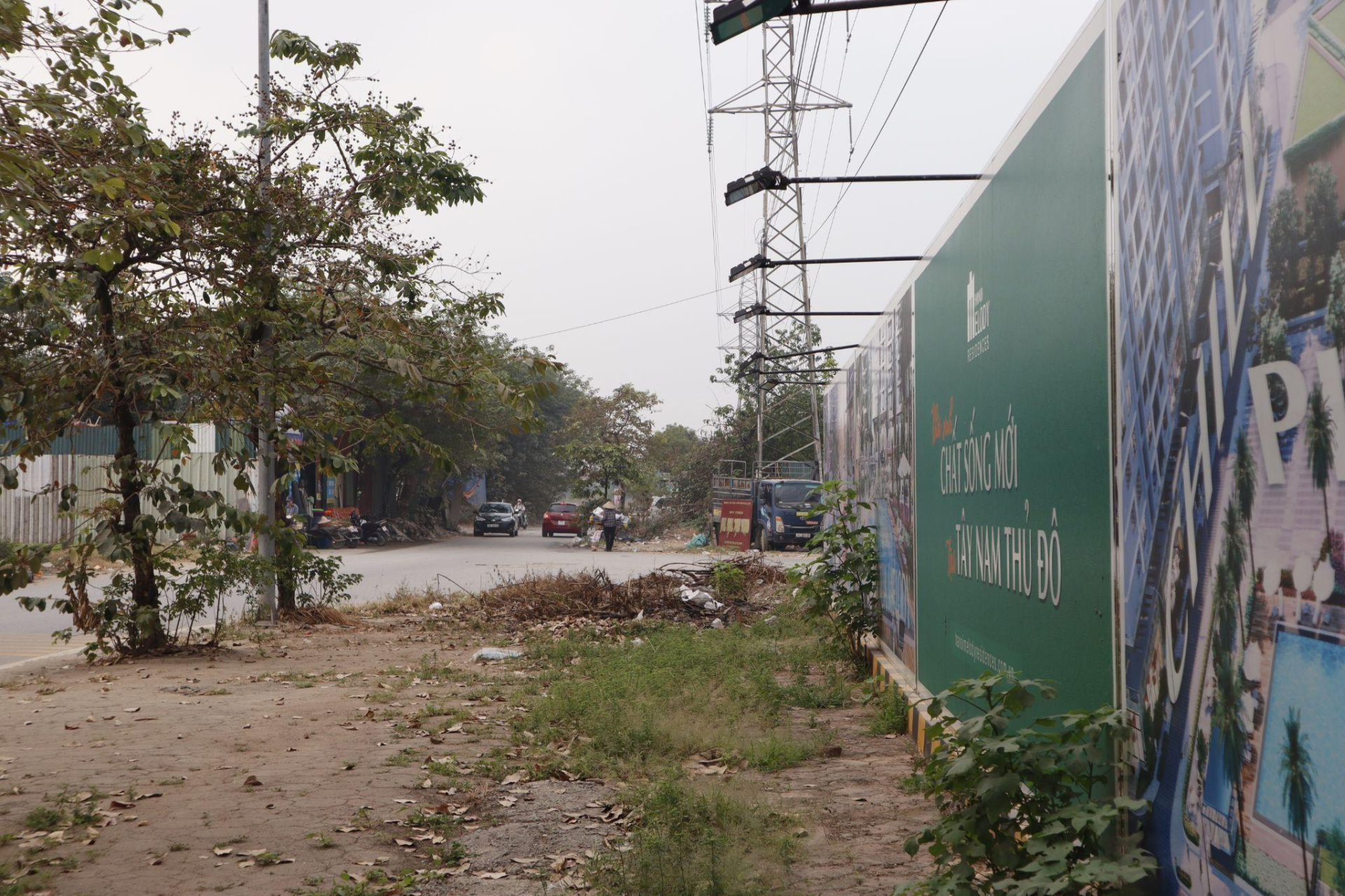 Ghi nhận thực tế hiện trường cho thấy, đây là dự án nằm ở vị trí đắc địa trong Khu đô thị Linh Đàm với 4 lối vào là đường Phan Trọng Tuệ, Bằng Liệt, Bùi Quốc Khải và Linh Đàm, dễ dàng kết nối với đường vành đai 3 và quốc lộ 1A.