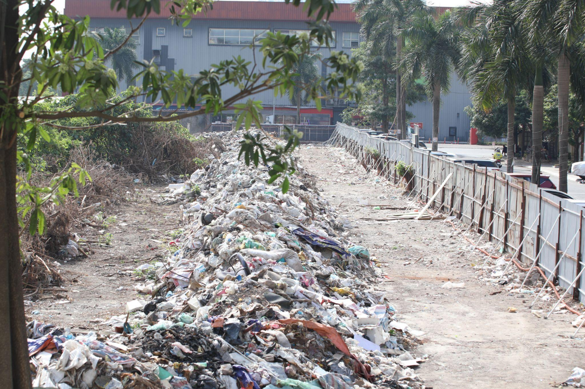 Tuy nhiên, bên trong dự án, rác thải ngập ngụa, chất thành đống.