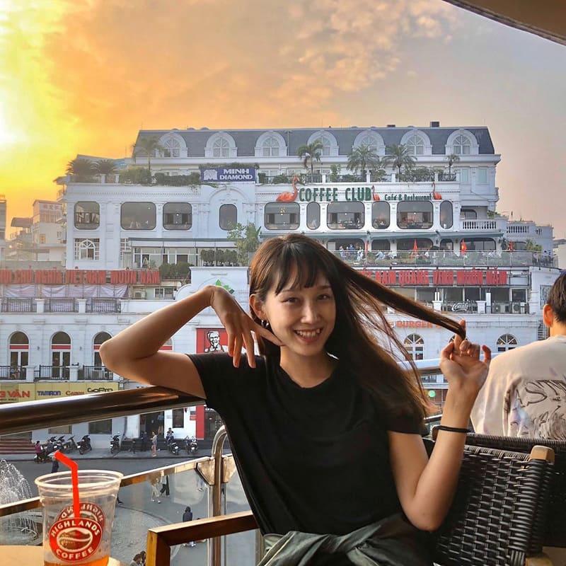 Khách hàng vừa uống cà phê vừa check in tại tòa nhà. Ảnh: Vietnammoi