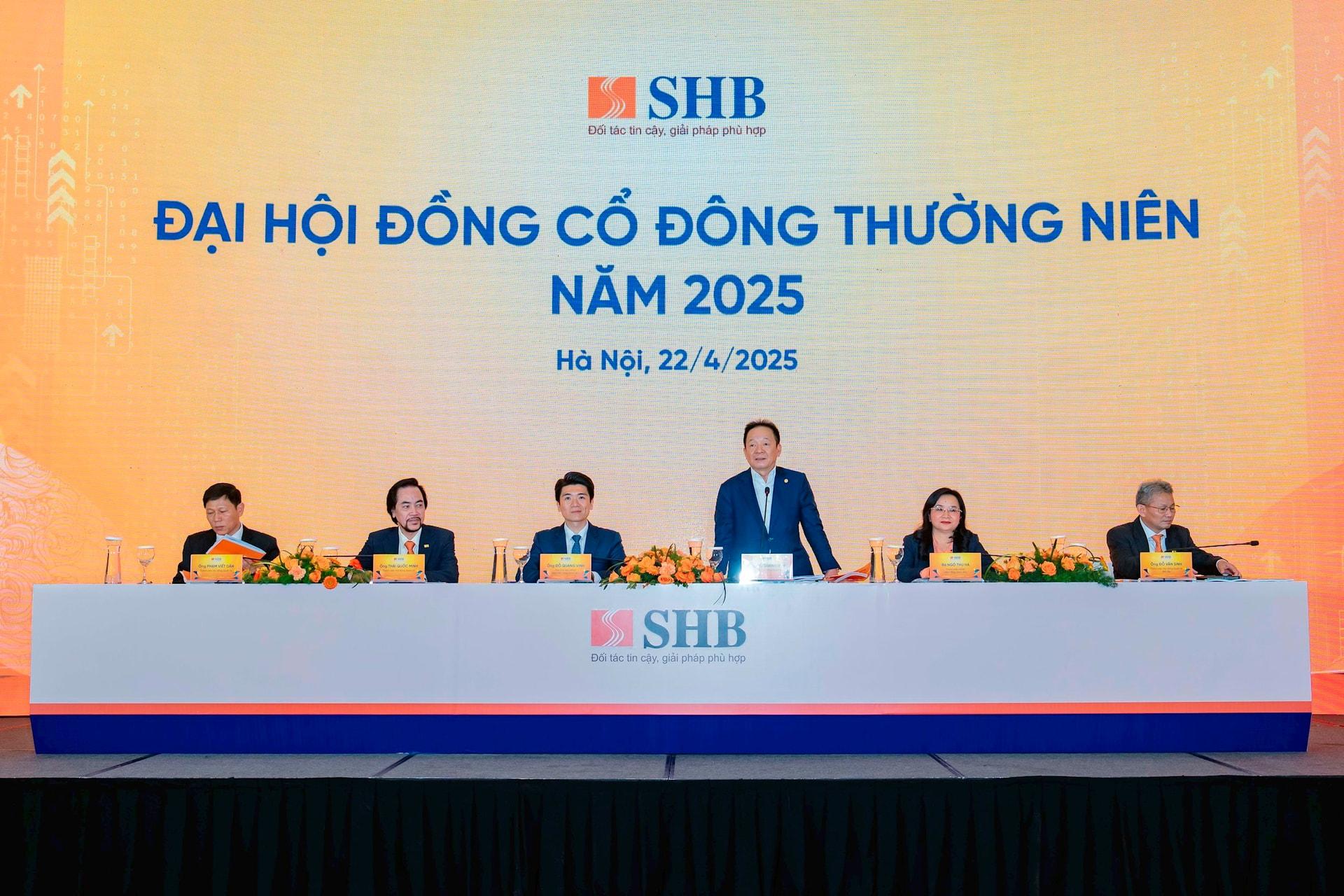 Chủ tịch SHB trao đổi với cổ đông tại đại hội. Chủ tịch SHB trao đổi với cổ đông tại đại hội.