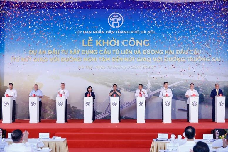 Thủ tướng và các đại biểu ấn nút khởi công dự án. (Ảnh: VGP) Thủ tướng và các đại biểu ấn nút khởi công dự án. (Ảnh: VGP)
