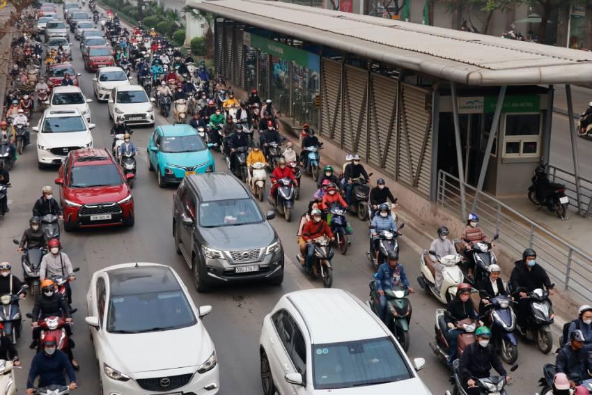 Dù nằm trên trục đường rộng 6 làn xe và có tuyến buýt nhanh BRT nhưng vào giờ cao điểm, khu vực này vẫn thường xuyên ùn tắc giao thông. Dù nằm trên trục đường rộng 6 làn xe và có tuyến buýt nhanh BRT nhưng vào giờ cao điểm, khu vực này vẫn thường xuyên ùn tắc giao thông.