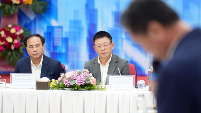 Thứ trưởng Bộ Xây dựng Nguyễn Văn Sinh (trái) tham gia tọa đàm. (Ảnh: TP) Thứ trưởng Bộ Xây dựng Nguyễn Văn Sinh (trái) tham gia tọa đàm. (Ảnh: TP)