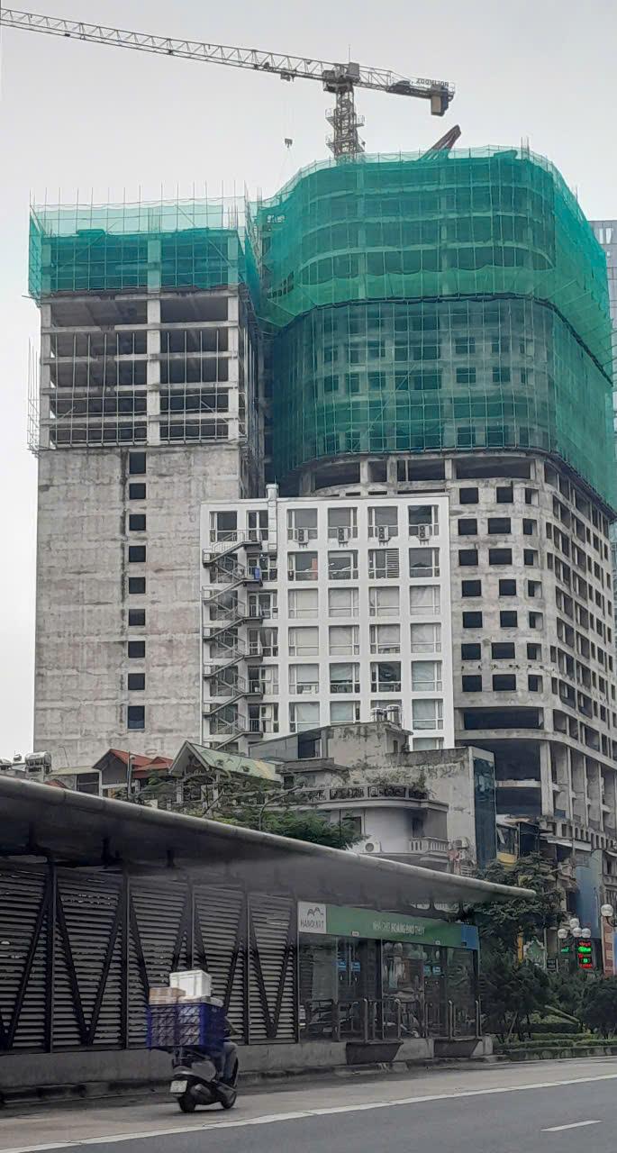 Tuy nhiên, nguồn tin của người viết cho biết, sau nhiều năm đắp chiếu, mới đây dự án đã được chuyển nhượng cho một ngân hàng. Tuy nhiên, nguồn tin của người viết cho biết, sau nhiều năm đắp chiếu, mới đây dự án đã được chuyển nhượng cho một ngân hàng.