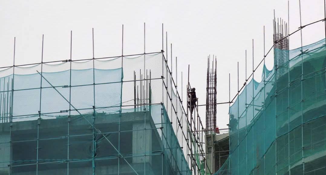 Ghi nhận của người viết cho thấy, những ngày gần đây mỗi ngày có hơn 10 công nhân đến công trường xây dựng dự án với máy cẩu hoạt động liên tục phía bên trên. Ghi nhận của người viết cho thấy, những ngày gần đây mỗi ngày có hơn 10 công nhân đến công trường xây dựng dự án với máy cẩu hoạt động liên tục phía bên trên.