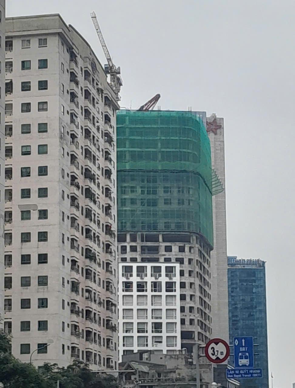 Điểm đáng chú ý trong lần dự án được tái khởi động lần này, các thông tin về chủ đầu tư dự án cũ đã được gỡ bỏ hoàn toàn xung quanh dự án. Phía cổng dự án chỉ còn tên gọi duy nhất: Manhattan Tower Điểm đáng chú ý trong lần dự án được tái khởi động lần này, các thông tin về chủ đầu tư dự án cũ đã được gỡ bỏ hoàn toàn xung quanh dự án. Phía cổng dự án chỉ còn tên gọi duy nhất: Manhattan Tower