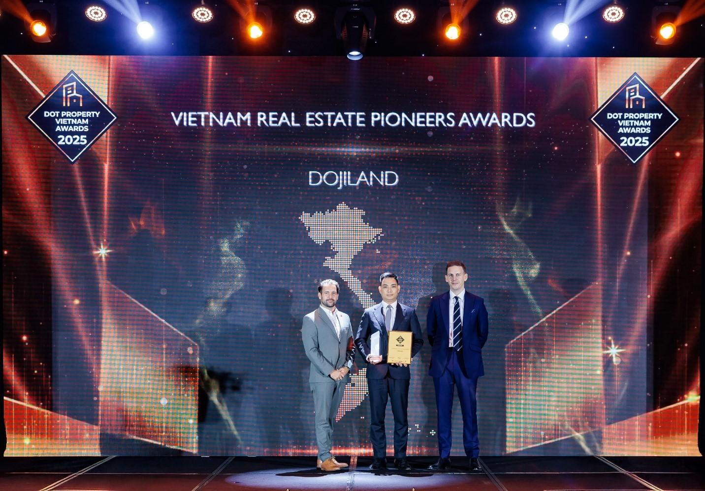 Đại diện DOJILAND nhận giải Doanh nghiệp BĐS tiên phong trong kỷ nguyên mới tại Việt Nam năm 2025. Đại diện DOJILAND nhận giải Doanh nghiệp BĐS tiên phong trong kỷ nguyên mới tại Việt Nam năm 2025.