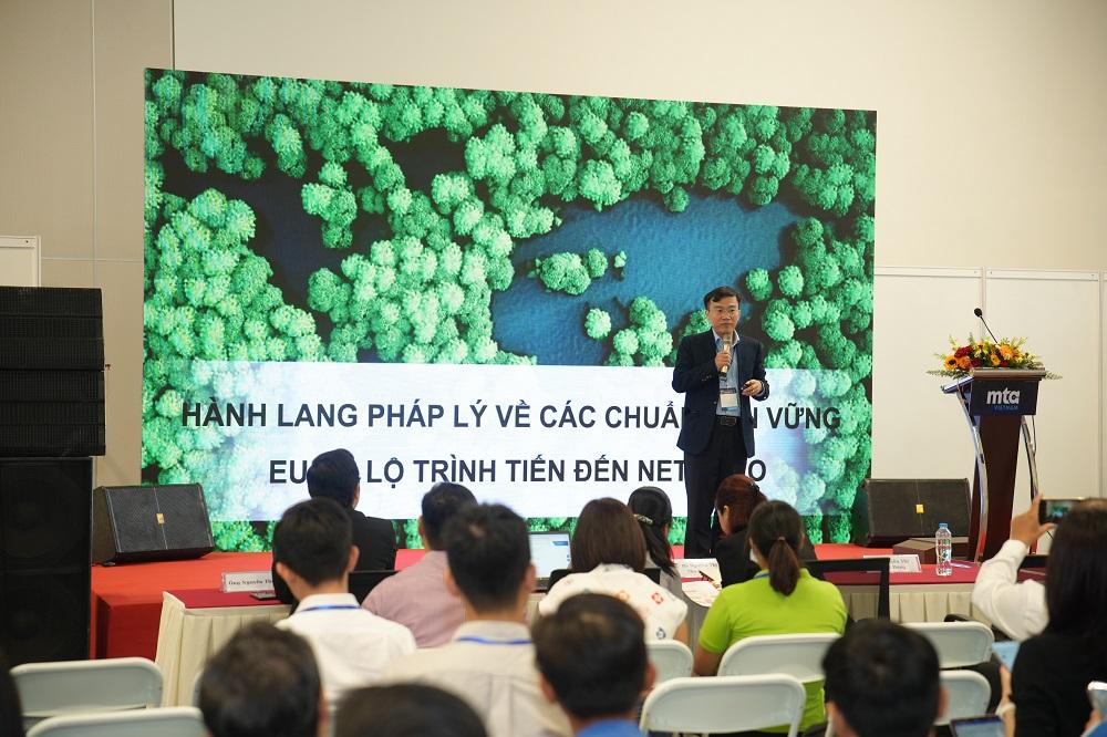 Ông Đặng Bùi Khuê - Giám đốc sáng tạo, quản lý phát triển bền vững và đánh giá bên thứ hai Bureau Veritas Việt Nam có bài tham luận tại hội thảo.
