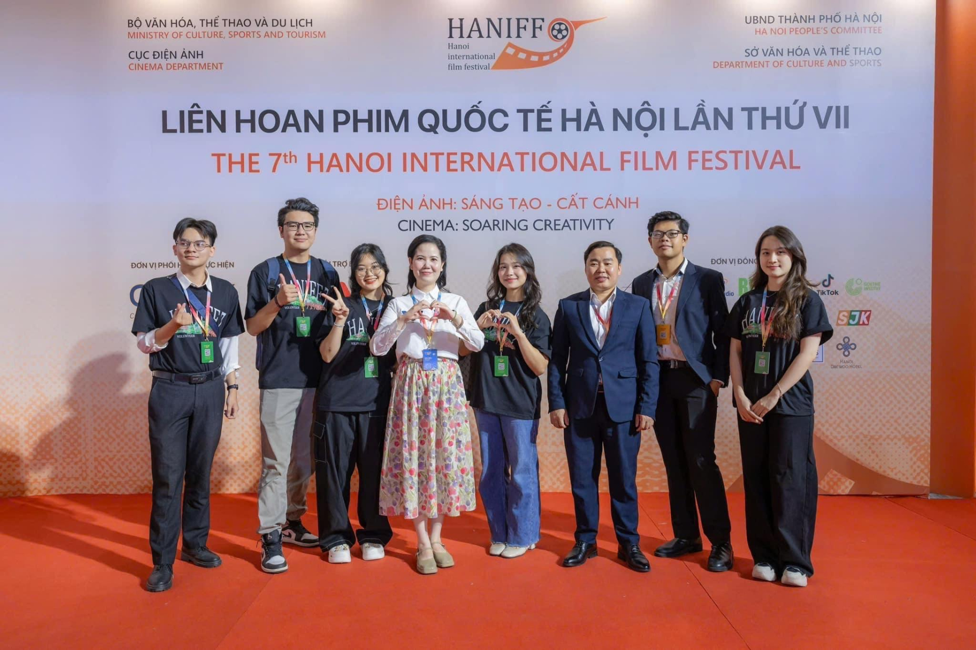 Các khách mời trên thảm đỏ.