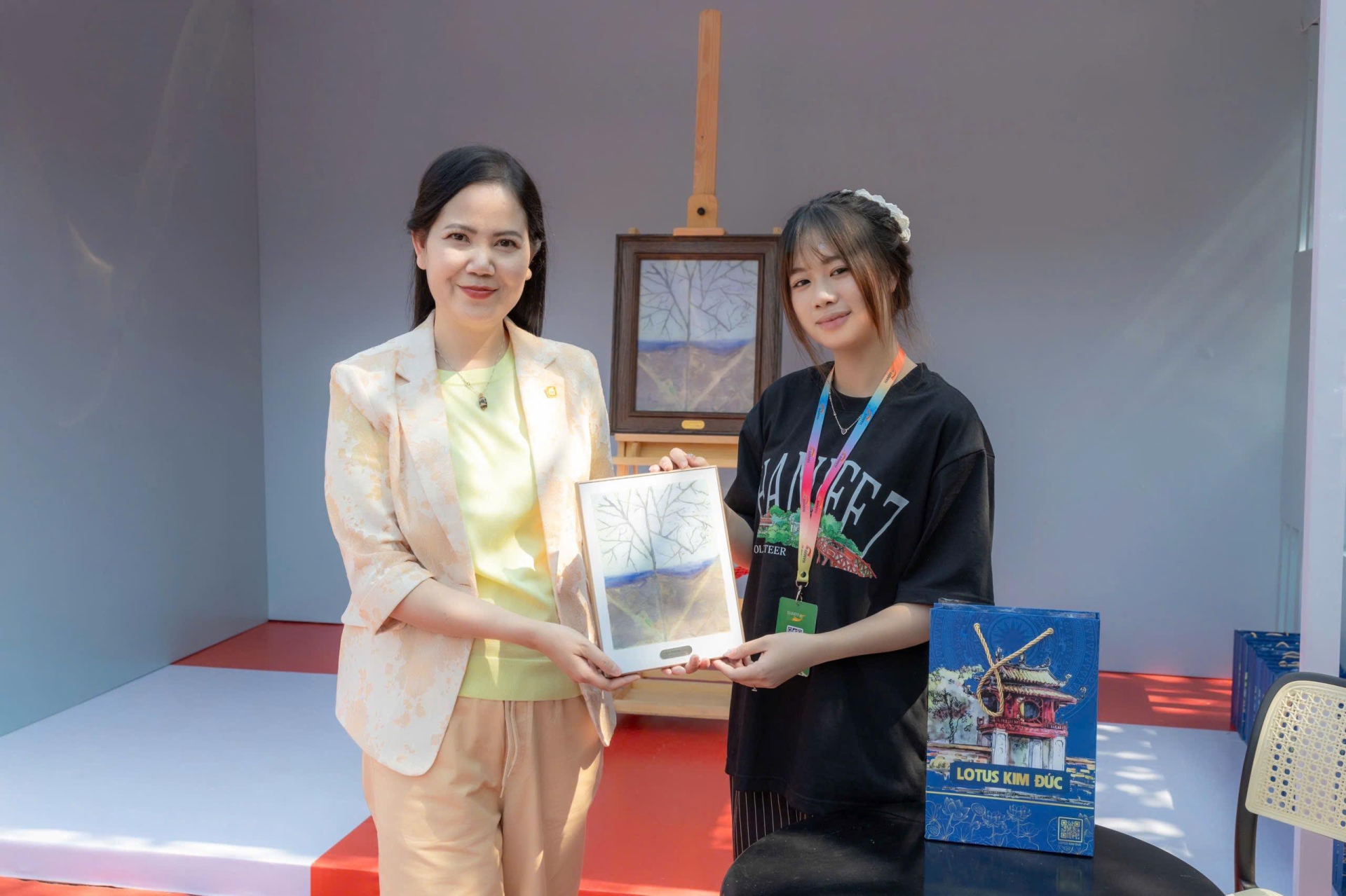 Họa sĩ Nguyễn Thị Kim Đức bên bản in 