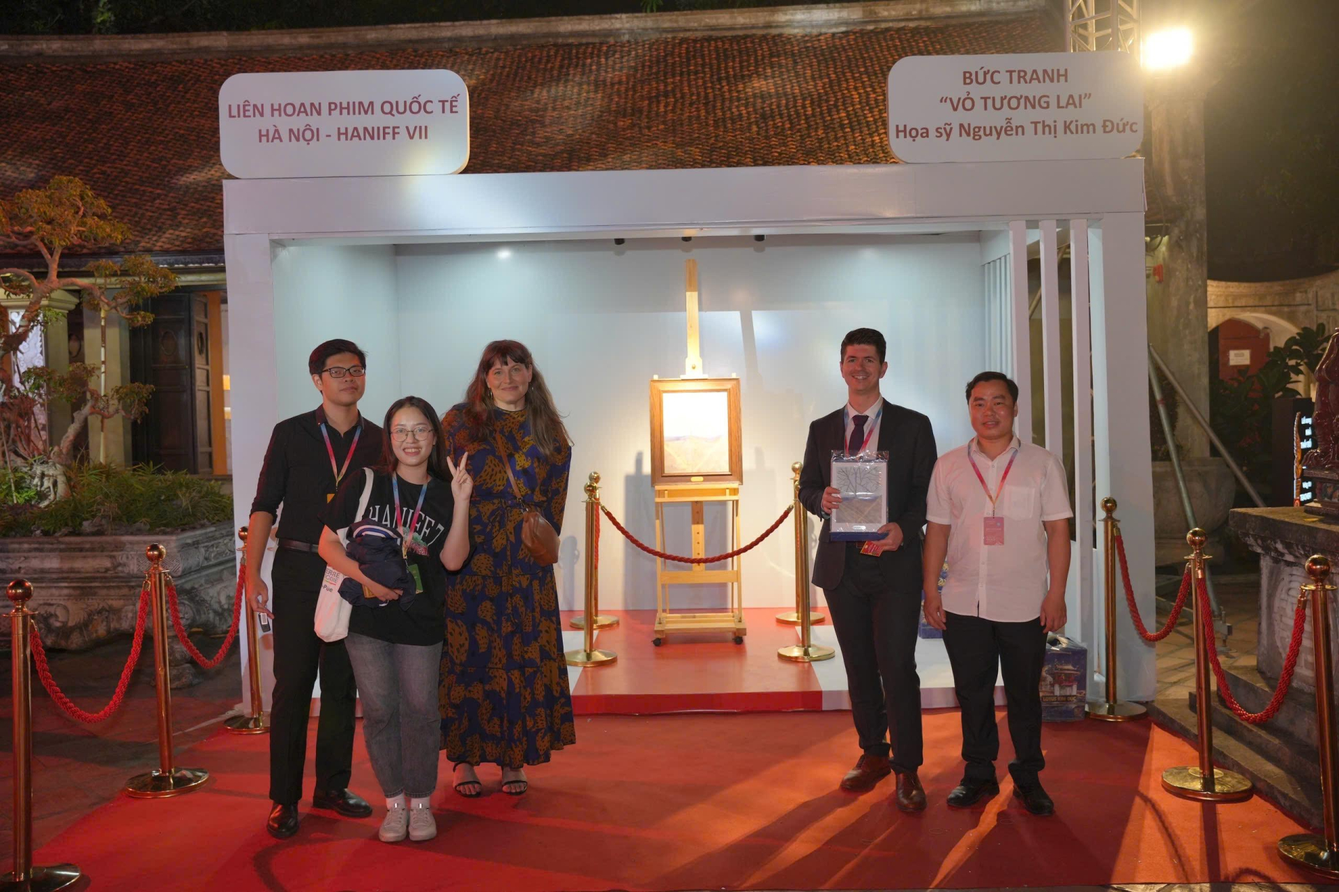 Các khách mời chụp ảnh bên gian trưng bày bức tranh “Vỏ Tương Lai - Cover of Future”.