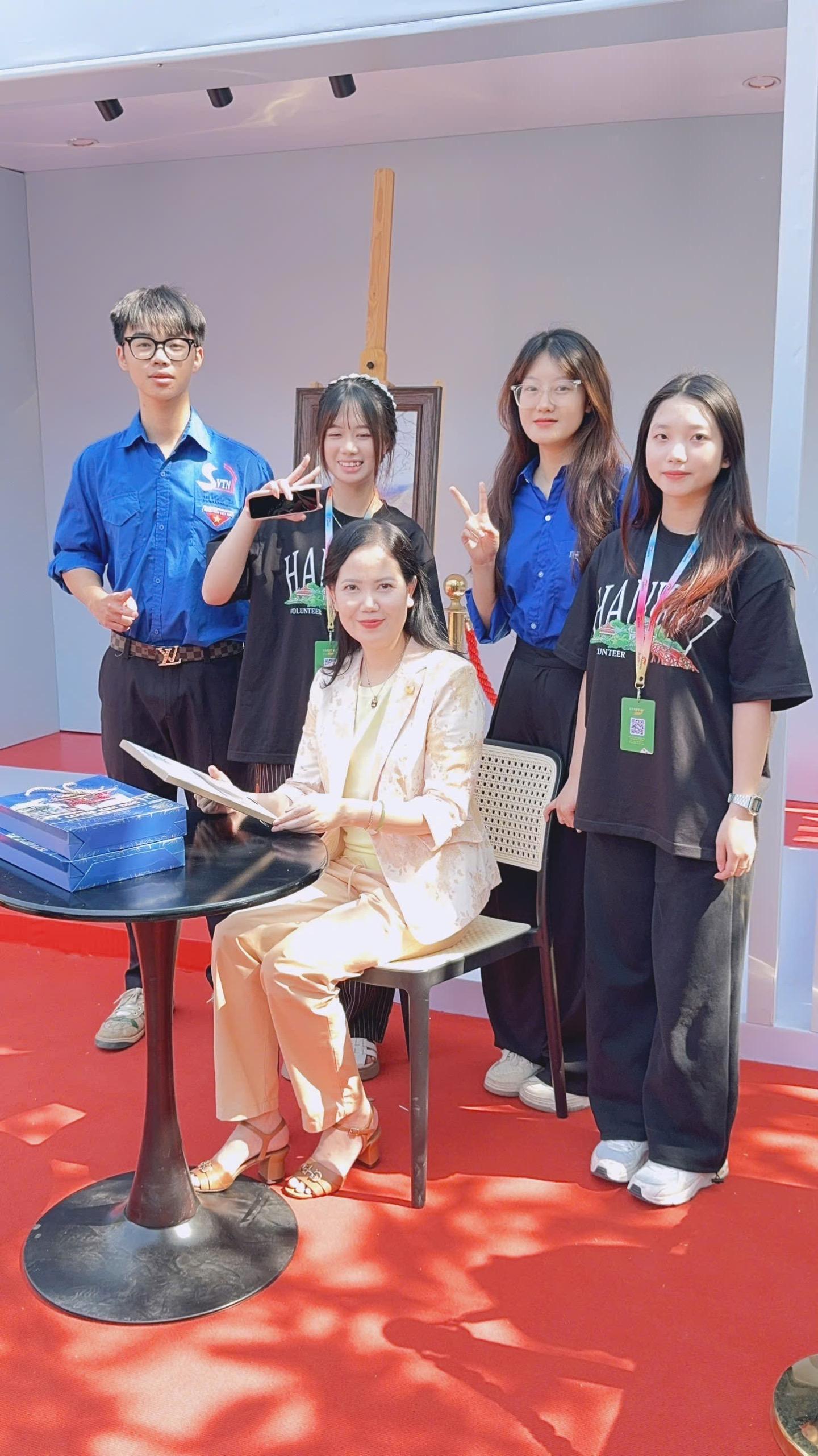 Tác giả bức tranh - họa sĩ Kim Đức.