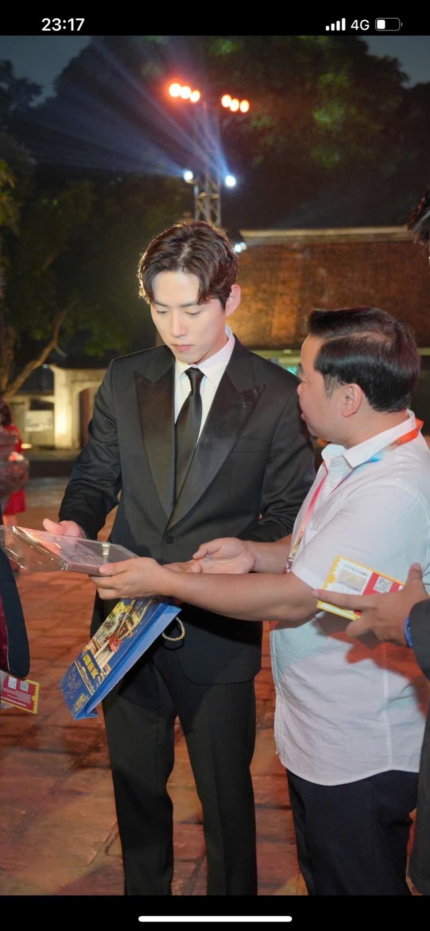 Diễn viên Baek Sung Hyun đang chăm chú ngắm bức tranh được BTC tặng.