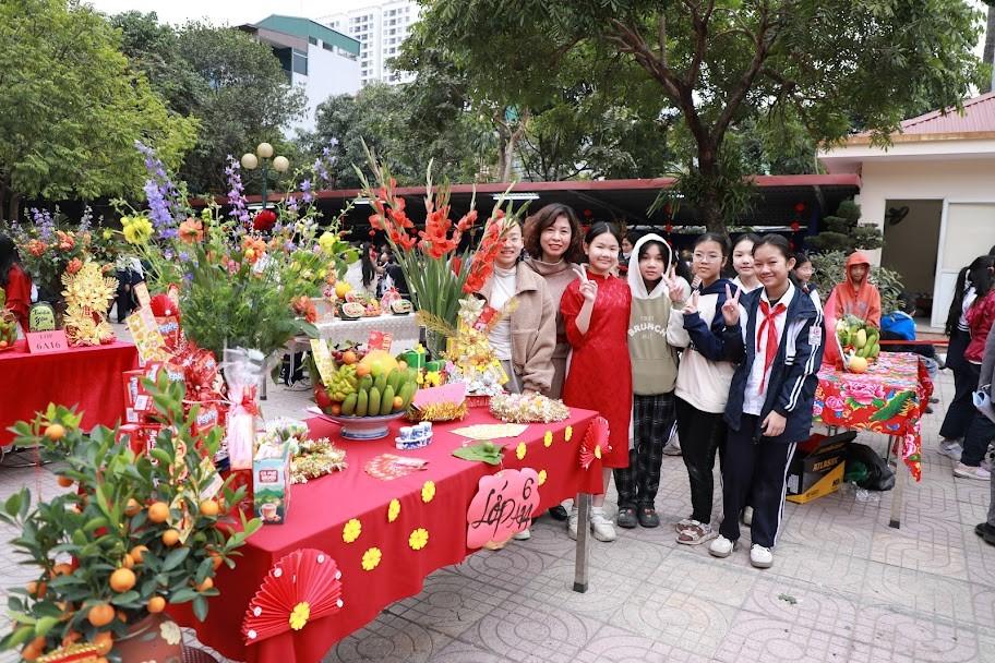 Học sinh khối 6 khéo léo với phần thi “Bày mâm ngũ quả”.