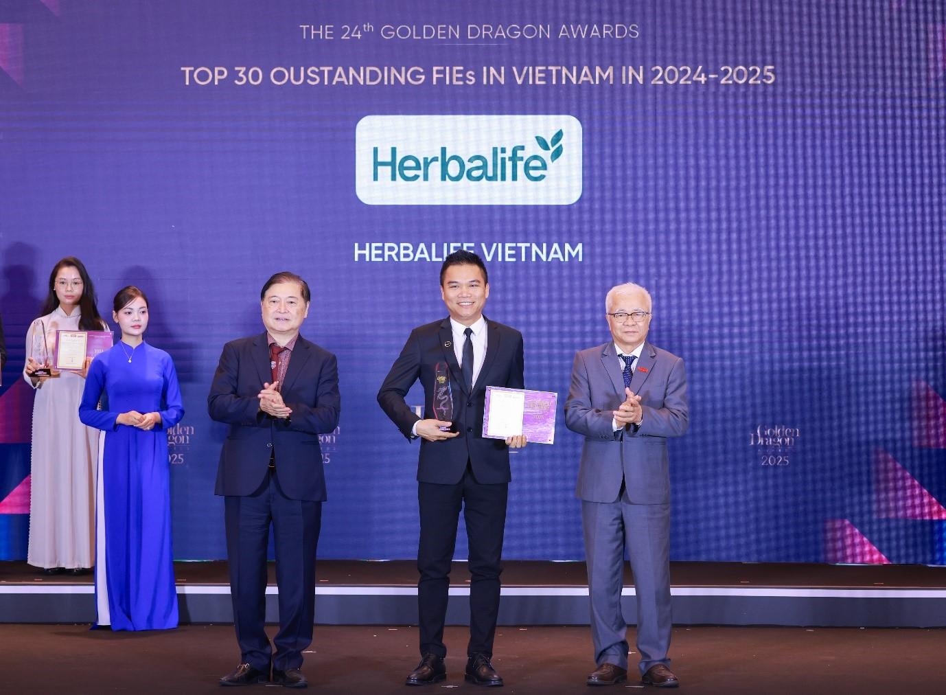 Đại diện Herbalife Việt Nam vinh dự nhận Giải Thưởng Rồng Vàng 2025. Đại diện Herbalife Việt Nam vinh dự nhận Giải Thưởng Rồng Vàng 2025.