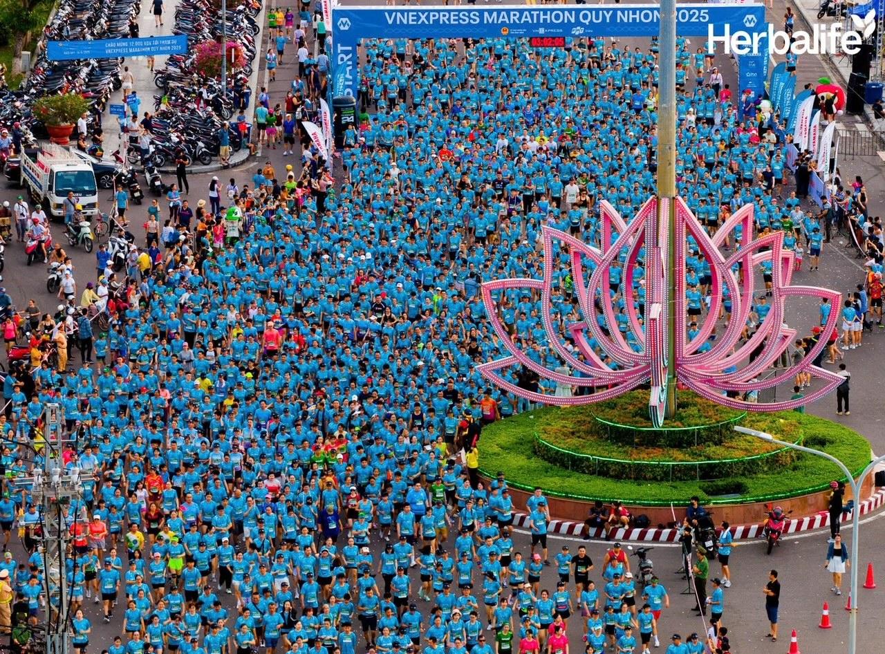 Giải chạy VnEpxress Marathon Quy Nhơn thu hút hơn 12.000 người tham gia - ảnh 1 Giải chạy VnEpxress Marathon Quy Nhơn thu hút hơn 12.000 người tham gia - ảnh 1
