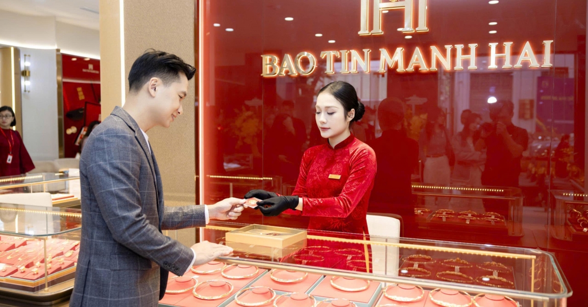 Giá vàng hôm nay 8/12: Vàng miếng, vàng nhẫn neo ở mức cao