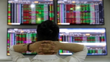 Thị trường chứng khoán chứng kiến “cú rơi mạnh”, nhà đầu tư nên hành rộng ra sao?